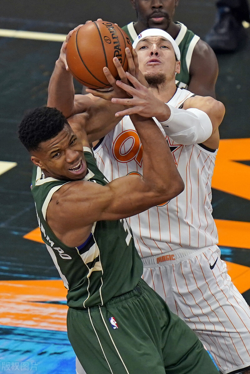 雄鹿B队碾压希腊男篮，萨姆·米切尔完成帽子戏法