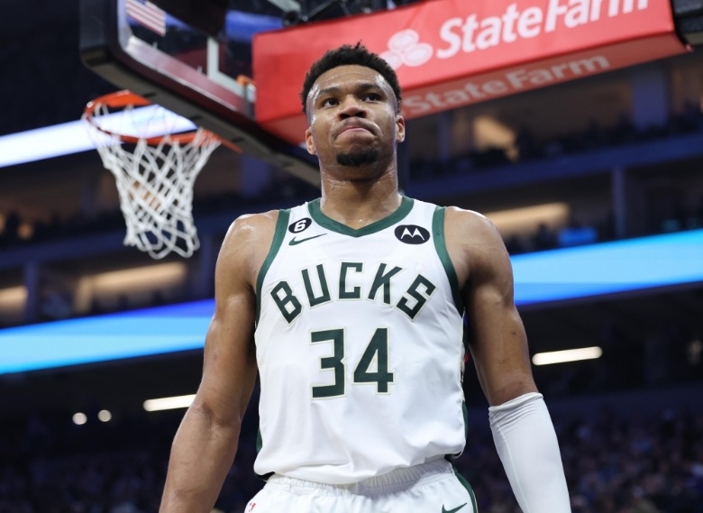 湖人横扫波兰男篮，利拉德送出助攻