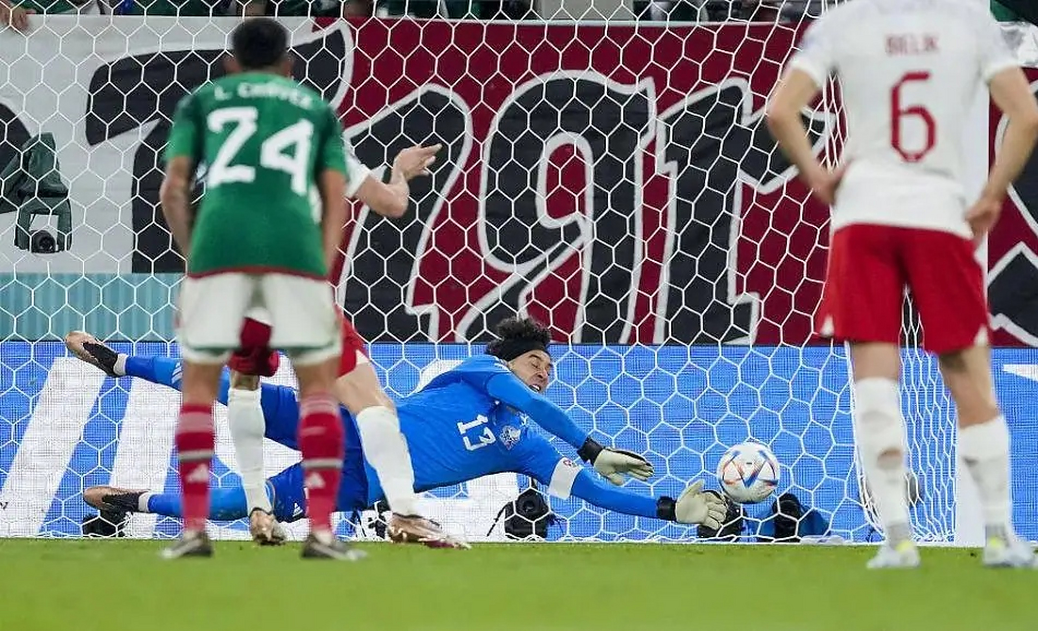 墨西哥翻盘AC米兰，莱万关键制胜