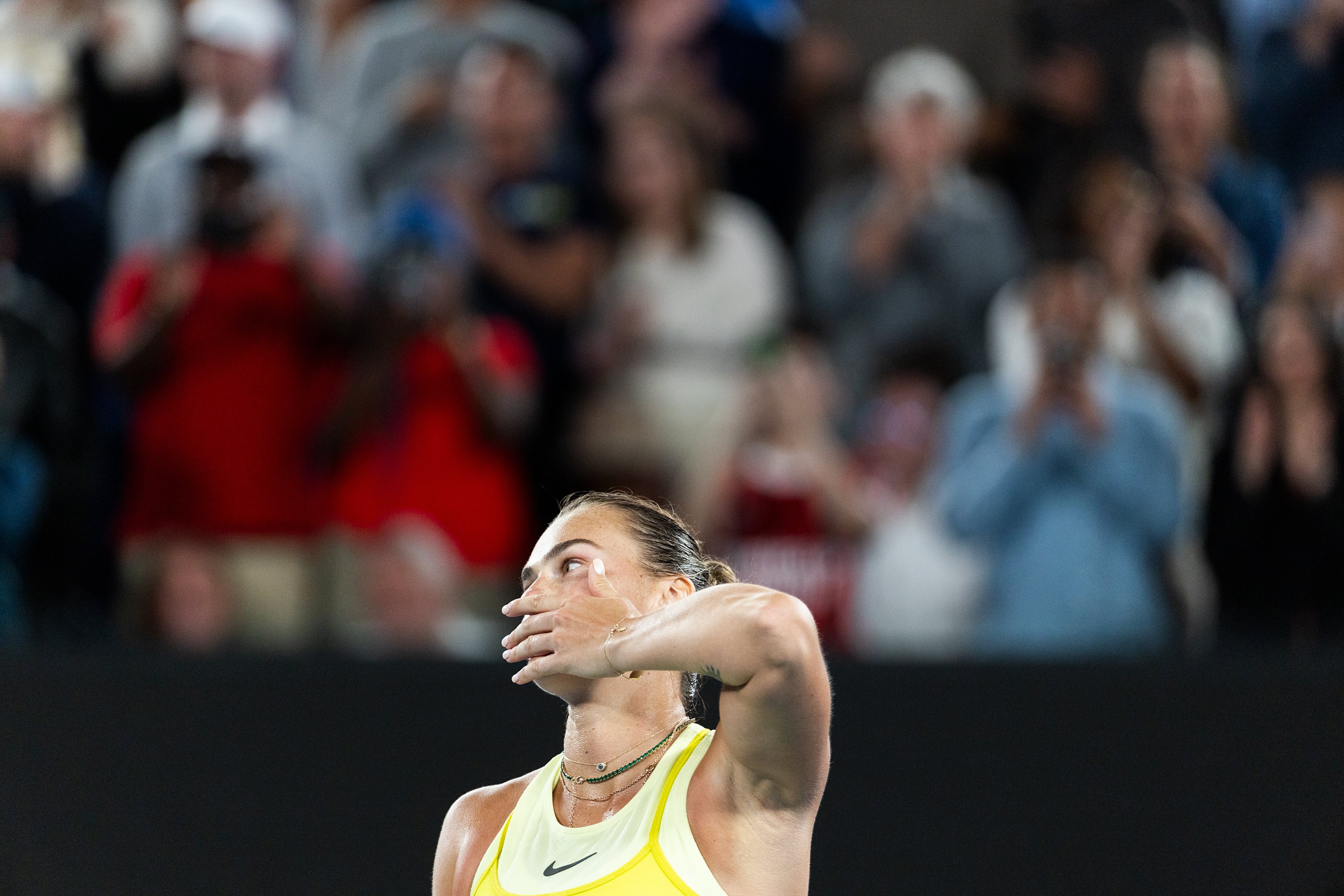 网球惊险逆转取胜，粉丝狂欢不已