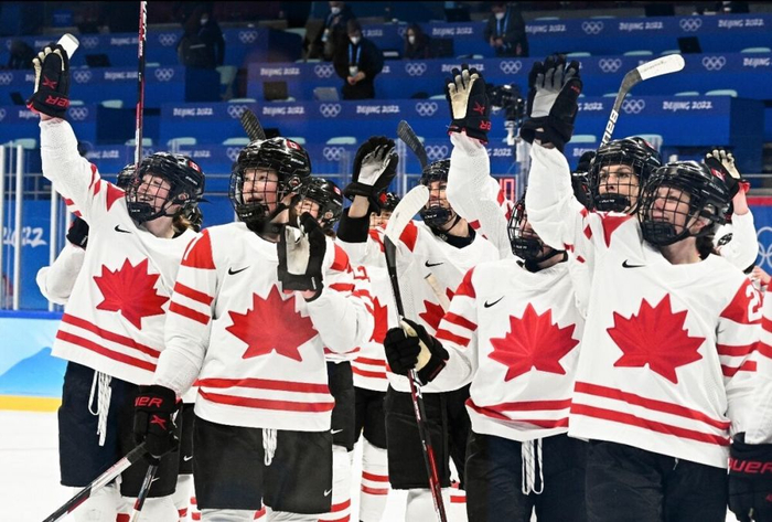 最新战报：冰球豪取连胜，冠军在望