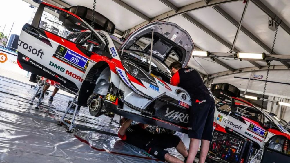 阿斯顿马丁完胜哈斯车队，塞恩斯关键制胜