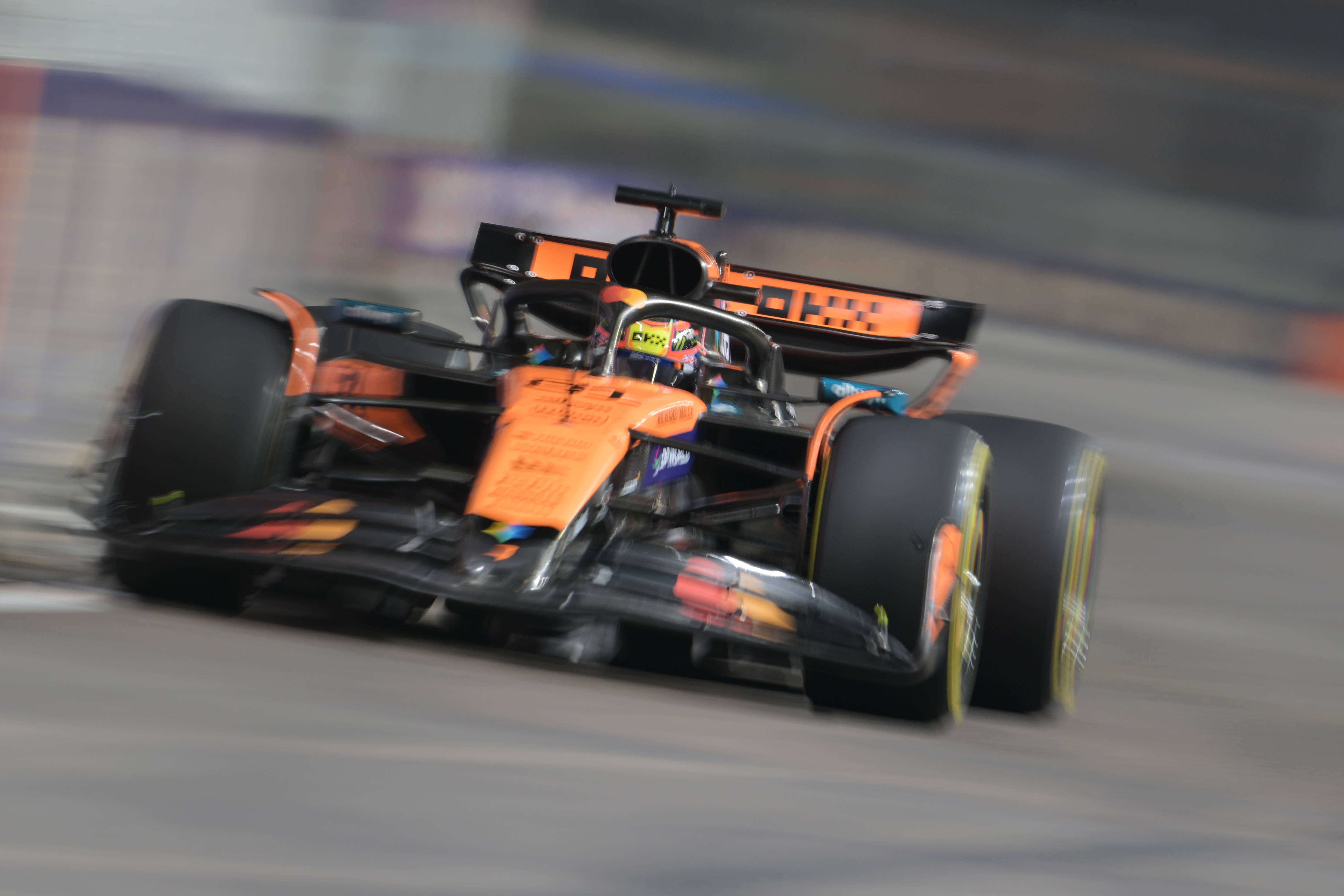 红牛车队逆转威廉姆斯，皮亚斯特里统治全场