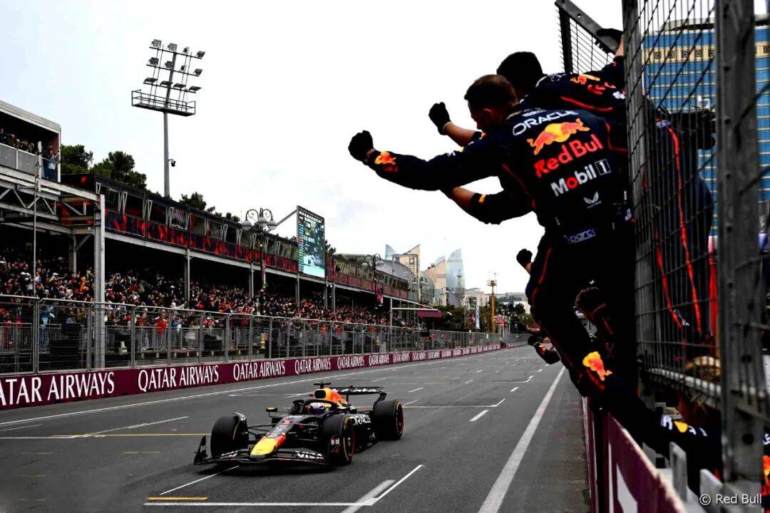 红牛车队逆转威廉姆斯，皮亚斯特里统治全场