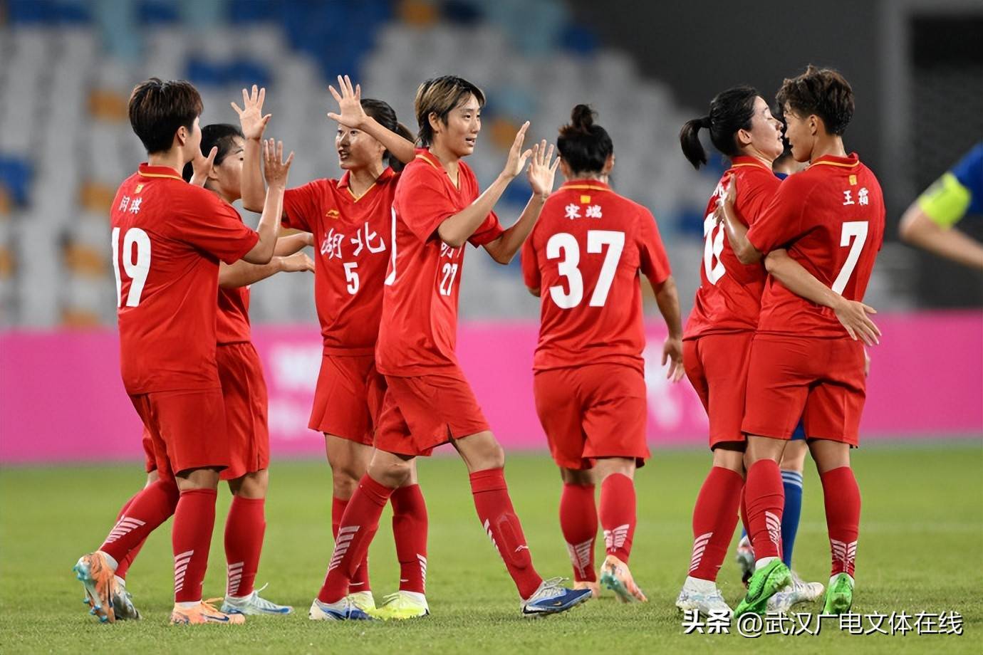 临危不乱!中国女足全力冲刺冠军奖杯 临危不乱!中国女足全力冲刺冠军奖杯