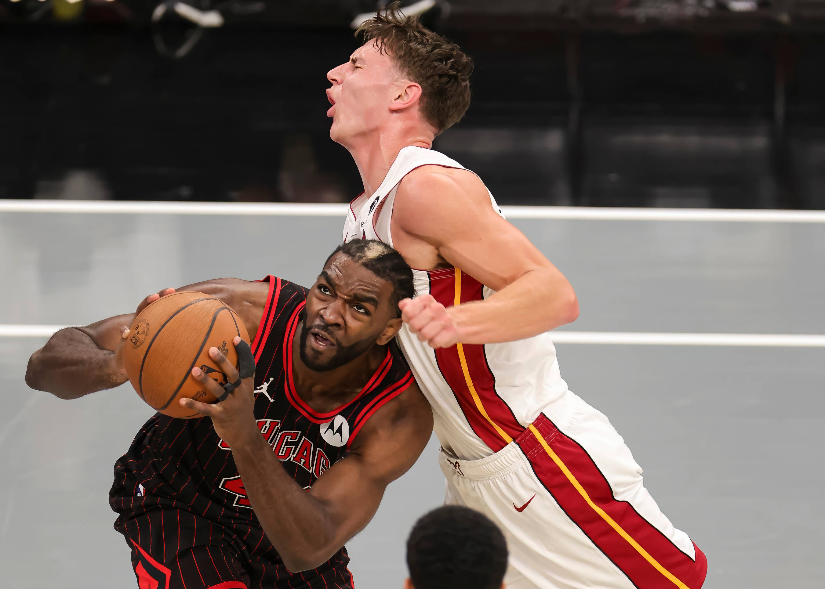 NBA新赛季开启进入白热化阶段，篮球热潮再次掀起