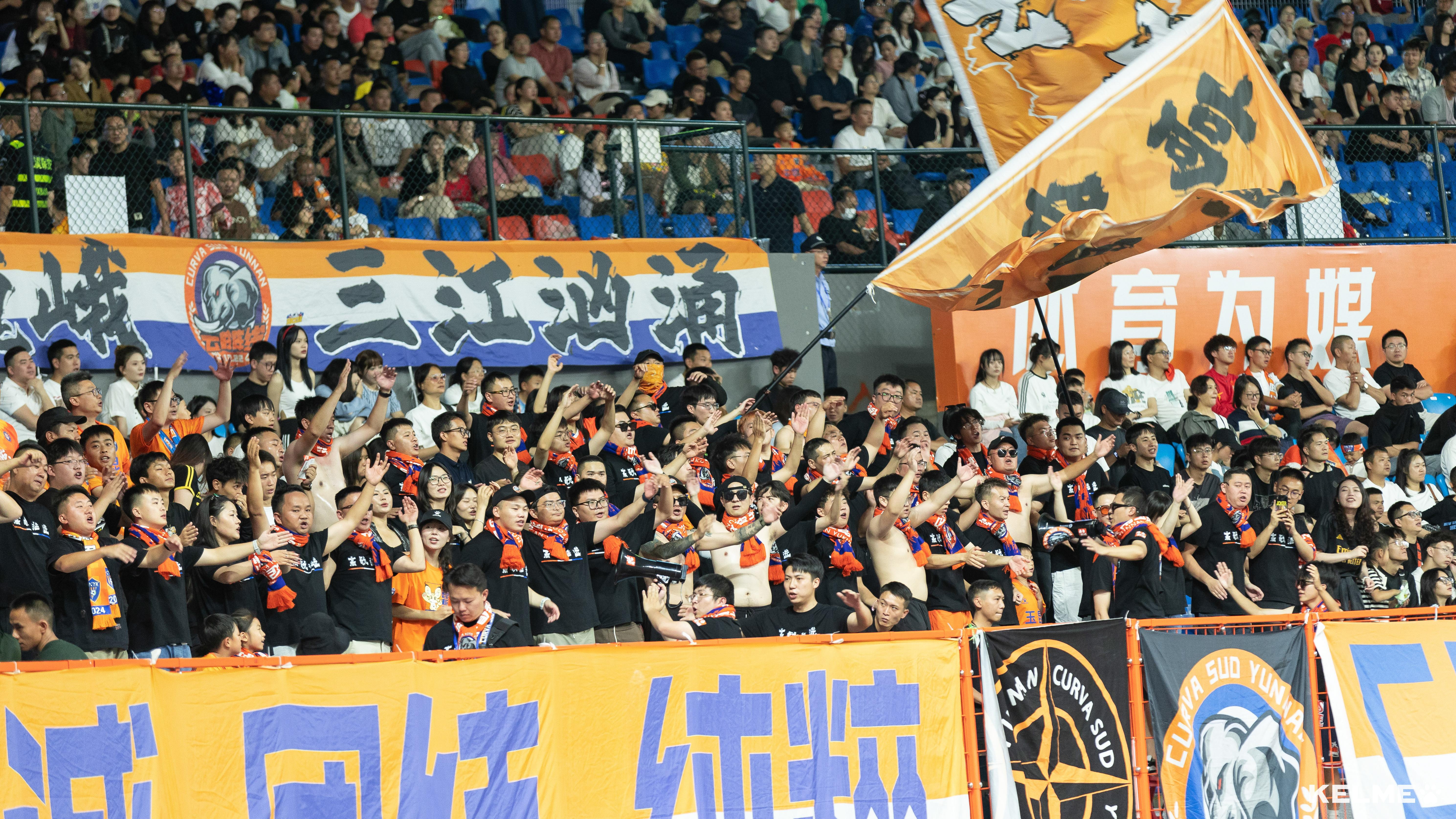 球队主场比赛风行,球迷热情高涨支持贡献现场气氛 球队主场比赛风行,球迷热情高涨支持贡献现场气氛