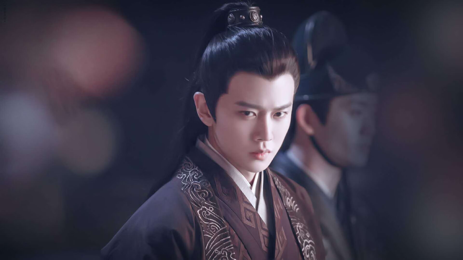 暴雨中，谁是哈斯背后的那个男人？